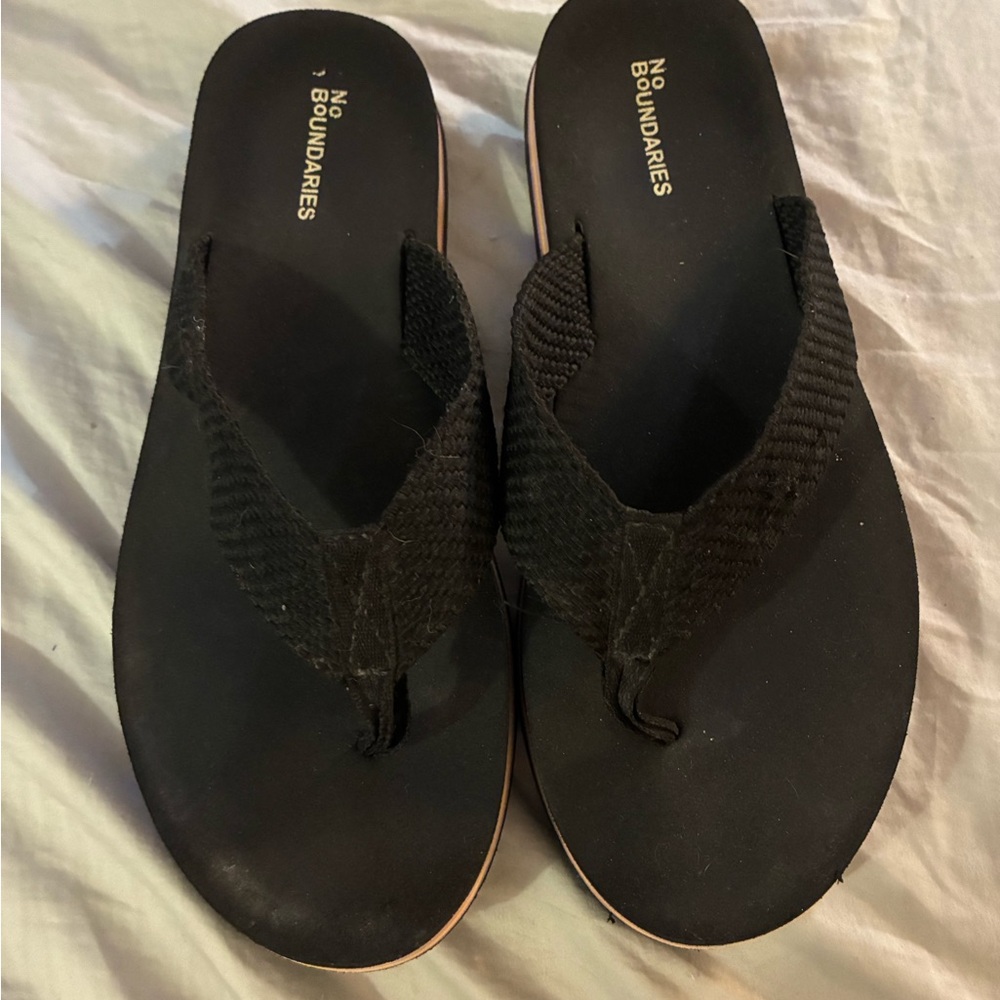 No Boundaries retro Black Flip-Flop Sandals